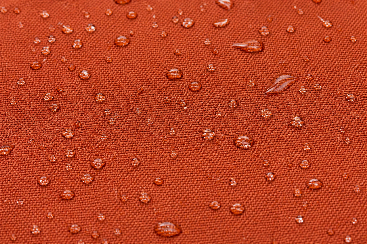 Illustrative Darstellung zum Ratgeberthema Wasserdichte Markise? Regenschutz und Grenzen ehrlich einordnen